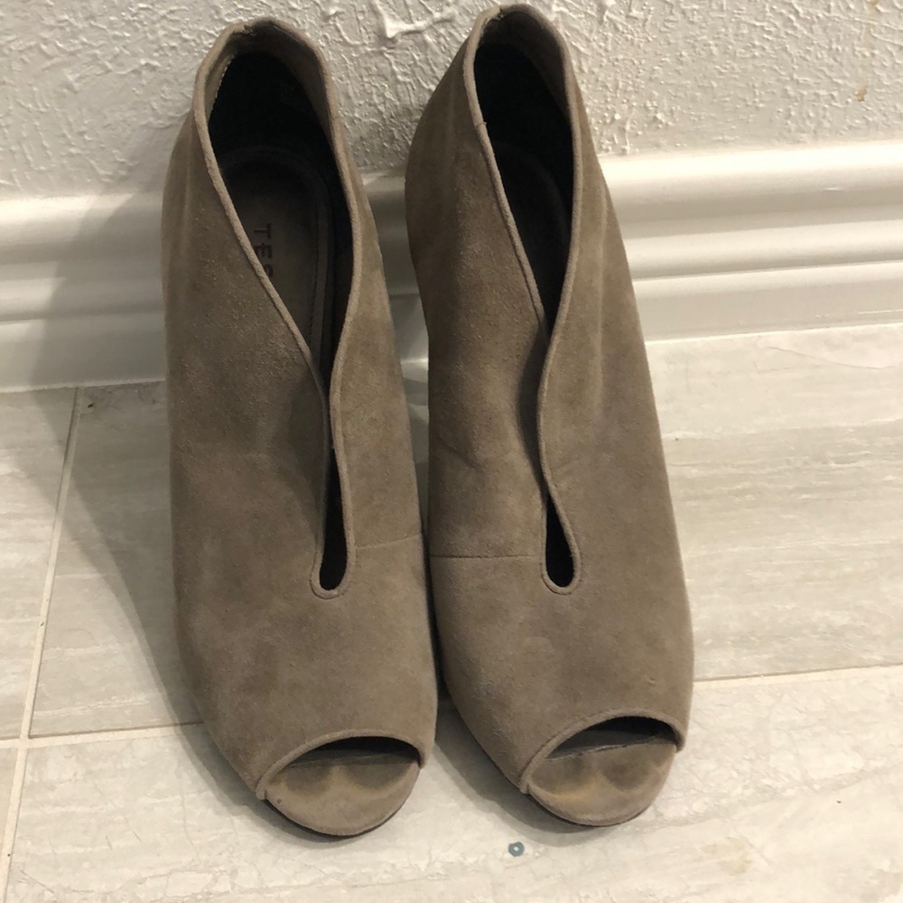 Tesori taupe bootie size 9